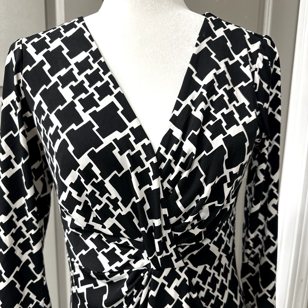 Gently worn White House black market business dress. Size 6